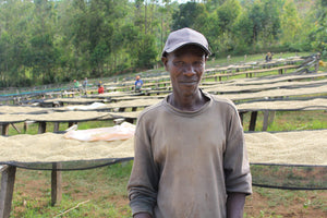 Trabajador de café en Burundi.