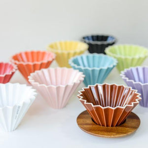 Origami Dripper Kit - Café Central. Vista lateral de varios colores de la Origami. Porcelana Japonesa